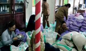Pemdes Luwe Hulu Salurkan Bantuan Banjir dari Perusahaan dan Pemkab Barut kepada Warga Terdampak