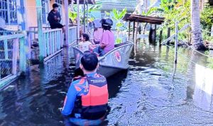 Personel BPBD Barut Evakuasi Lansia dan Kendaraan Terdampak Banjir di Sejumlah Titik