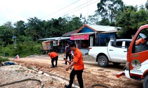 TRC Pusdalops PB BPBD Bersama Warga Lakukan Pembersihan Jalan Licin Akibat Tanah Tergerus Hujan