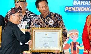 Dua Tahun Berturut-Turut, Pj Bupati Terima Penghargaan Revitalisasi Bahasa Ibu dari Kemendikdasmen