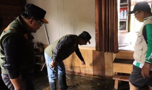 Gubernur Kalsel Berikan Bantuan Bagi Warga Desa Pengayuan Terdampak Banjir