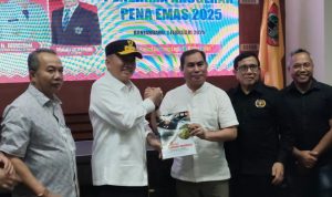 Gubernur Kalsel Terima Buku “Bumi Lambung Mangkurat – Bentangan Zamrud