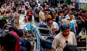 Banjir Jadi Wisata Dadakan, Warga Padati Jalan Panglima Batur Muara Teweh