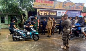 Pj Bupati Tinjau Lokasi Banjir di Kelurahan Jambu, Serahkan Bantuan untuk Warga Terdampak