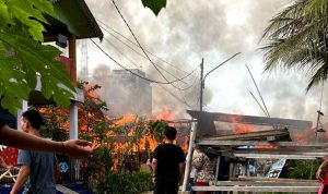 Kebakaran Hebat Landa RT 2 Desa Lemo II, Enam Rumah Ludes Terbakar