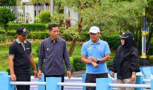 Pj Bupati Barito Utara Drs. Muhlis Tebar Benih Ikan di Kolam Milik Pemda