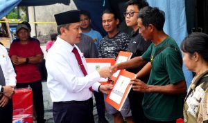 Pj Bupati Barut Tinjau Lokasi Kebakaran di Cempaka Putih Sekaligus Serahkan Bantuan untuk Korban