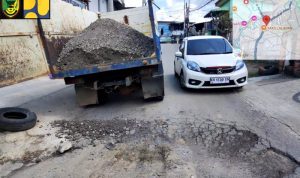 Dinas PUPR Barut Timbun Jalan Berlubang di Jalan Pertiwi Muara Teweh