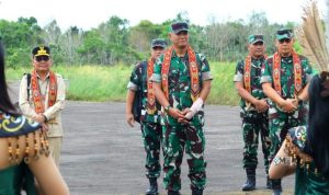 Bupati Murung Raya Sambut Kunker Wakasad TNI Dengan Tradisi Adat Dayak