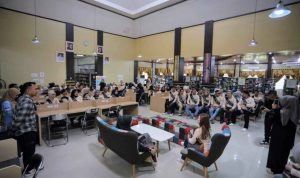 Perpustakaan Palnam Dispersip Terima Kunjungan dari Bintang Aksel Bank Kalsel