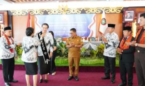 Pengurus PGRI Provinsi Kukuhkan Ibunda Guru Kabupaten Murung Raya Warnita Heriyus