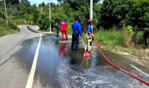 Tim Disdamkarmat Barut Bersihkan Tumpahan Diduga Solar di Jalan H. Koyem