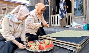Disnakertranskop UKM Dukung UMKM Lokal, Tinjau Langsung Produksi Kerupuk Bawang di Bintang Ninggi II