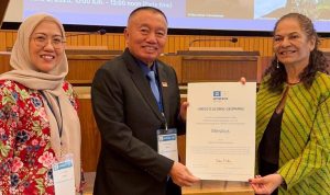 Gubernur Kalsel H. Muhidin Terima Sertifikat UNESCO Global Geopark (UGGp) Meratus dari UNESCO di Paris Perancis