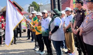 Bupati Heriyus Bersama Wakil Bupati Rahmanto Melepas 61 Peserta Karnaval Budaya Hari Jadi ke-23 Kabupaten Murung Raya