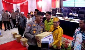 Wujud Kepedulian Sosial Polri, Kapolda Kalteng Serahkan Bansos kepada Warga Barut