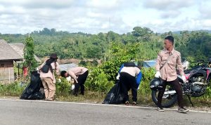 Dua Komunitas Pecinta Lingkungan Adakan Aksi Pungut Sampah Plastik