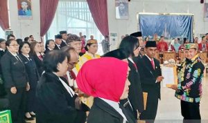 Ketua DPRD Kapuas Serahkan SK Pengangkatan Kepsek