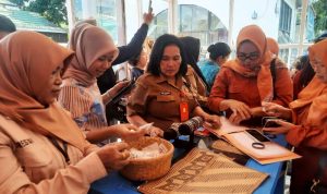 Ketua Dekranasda Barito Utara Kunjungi Galeri UMKM PT BEK dan PT Trust
