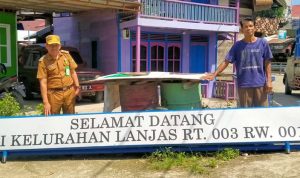 Lurah Lanjas Serahkan Gapura untuk RT, Fokus pada Program Pemberdayaan Non-Politik