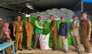Barito Utara Salurkan 1.776 Karung Pakan untuk 592 Pembudidaya