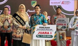 Bunda Literasi Serahkan Hadiah untuk Pemenang Duta Baca SLTA