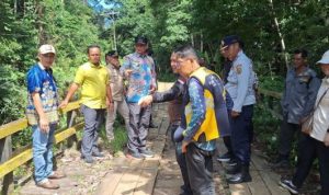 Bupati Yamin dan Ketua DPRD Bartim Tinjau Kerusakan Jembatan di Dusun Tengah