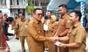 Disdik Barut Serahkan Peralatan Pendidikan Dukung Mutu Pembelajaran