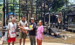 Pemkab & Warga Salurkan Bantuan Korban Kebakaran di Papar Pujung