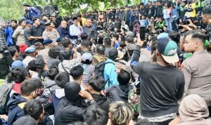 Supian HK Temui Demonstran Meski Kondisi Kesehatan Belum Pulih