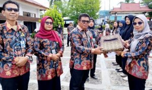 Kadisnakertranskop UKM Barut Beri Reward ASN Berprestasi