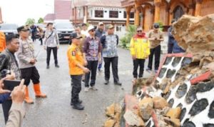 Bupati Murung Raya Tinjau Longsor dan Banjir