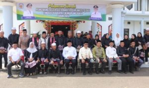 Wabup Murung Raya Lepas Keberangkatan Umrah Pemenang STQ XII Tahun 2025