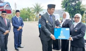 Wabup Felix Serahkan Satya Lencana dan Purna Bakti ASN