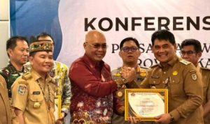 Bupati Barito Utara Raih Penghargaan Sahabat Pers PWI Kalteng