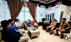 Disdukcapil Barito Utara Serahkan SKTT untuk WNA