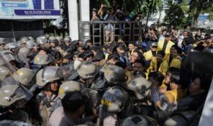 Demonstran Mundur setelah Negosiasi di Rumah Banjar