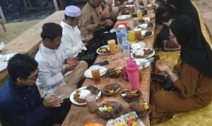 Silaturahmi Ramadan di Tepi Sungai Alalak, Keluarga Besar PT Barito Media Jaya Group Kenang Haul Ibunda