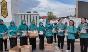 Wakil Ketua DPRD Murung Raya Dina Maulidah Bagikan Takjil kepada Warga di Jalan Kota Puruk Cahu