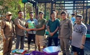 Camat Laung Tuhup Tinjau Korban Kebakaran di Muara Tupuh, Serahkan Bantuan Sembako