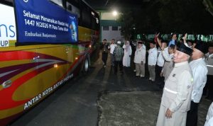 Gubernur Muhidin Lepas JCH Kloter 1