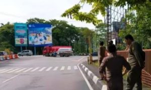 Satpol PP Tertibkan Baliho Melanggar Aturan