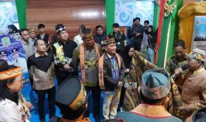 Bupati Murung Raya Sambut Gubernur Agustiar Sabran Saat Kunjungi Stand Pameran Kalteng Expo 2026