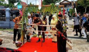 Kajari Baru Barito Utara Disambut Adat Potong Hompong