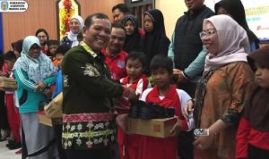 Pemkab Murung Raya Salurkan 230 Pasang Sepatu untuk Siswa, Tingkatkan Semangat Belajar