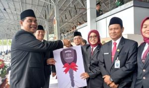 Shalahuddin Serahkan Mobil Operasional KPU dan FKUB