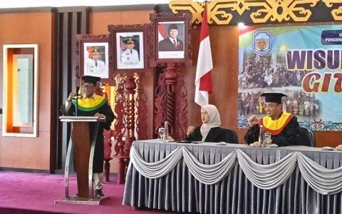 Bupati Heriyus Wisuda Sekolah Lansia Gita Uluh Itah, Belajar Tak Mengenal Usia