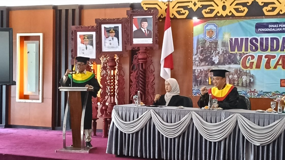Bupati Heriyus Wisuda Sekolah Lansia Gita Uluh Itah, Belajar Tak Mengenal Usia