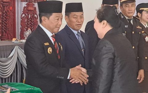 Bupati Murung Raya Serahkan Satyalancana Karya Satya kepada 27 ASN