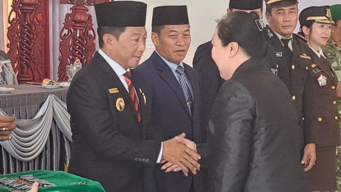 Bupati Murung Raya Serahkan Satyalancana Karya Satya kepada 27 ASN